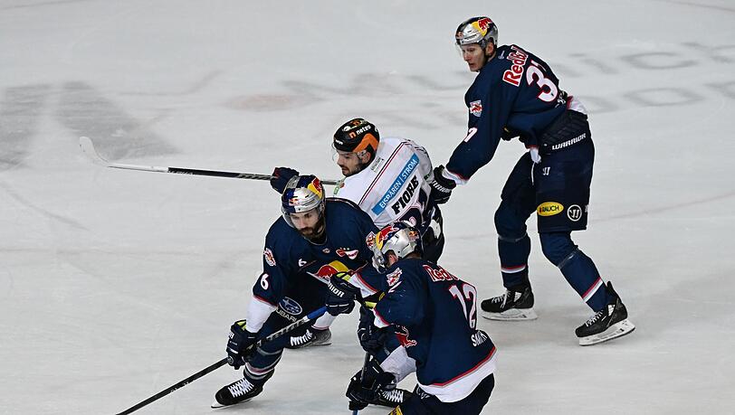 Münchens Boyle (l), Smith (3.v.l) und Szuber (r.) kämpft mit Berlins Fiore um den Puck.
