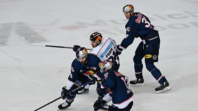Münchens Boyle (l), Smith (3.v.l) und Szuber (r.) kämpft mit Berlins Fiore um den Puck.
