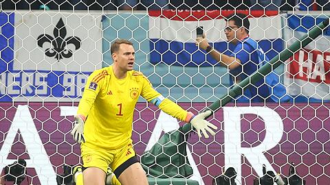 Deutschlands Torwart Manuel Neuer kniet nach einem Gegentor auf dem Rasen.