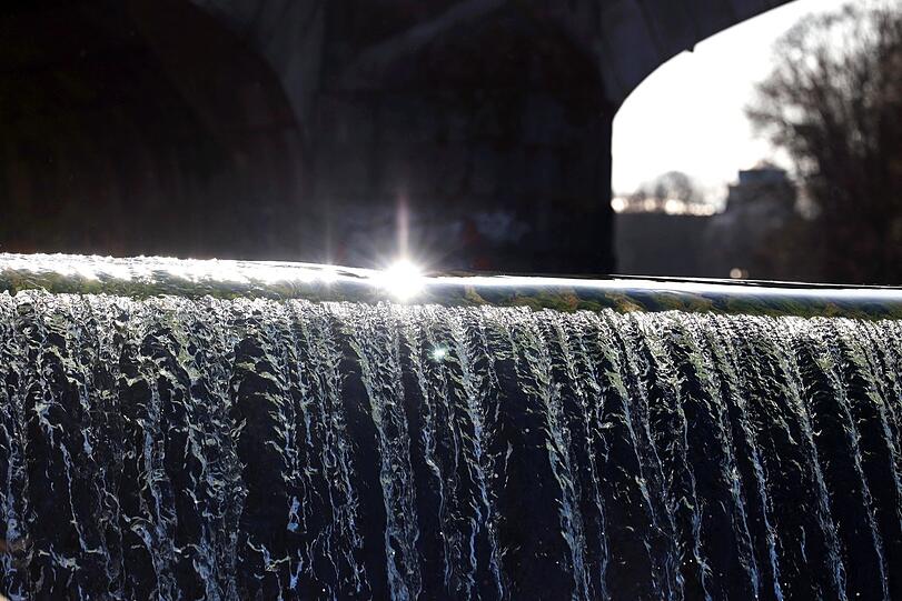 Es glitzert, funkelt, plätschert und rauscht: die glasklare Isar im Spät-Winter.