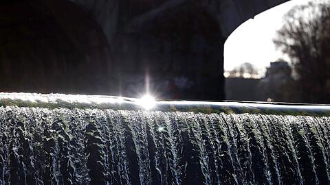 Es glitzert, funkelt, plätschert und rauscht: die glasklare Isar im Spät-Winter.