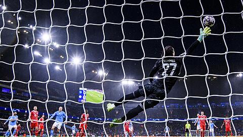"Ich glaube nicht, dass er eine Option ist, nächstes Jahr bei den Bayern im Tor zu stehen": Yann Sommer steht bei Bayern unter Druck.