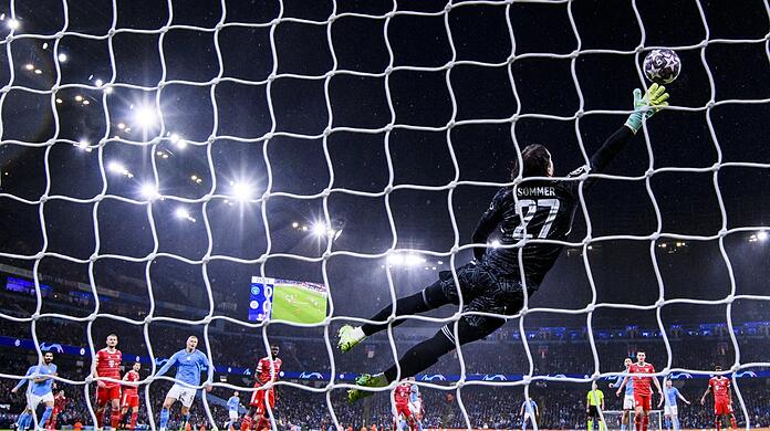 "Ich glaube nicht, dass er eine Option ist, nächstes Jahr bei den Bayern im Tor zu stehen": Yann Sommer steht bei Bayern unter Druck.