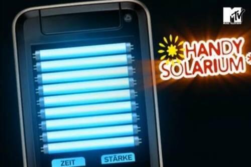 Leuchtend blaues Licht, das nur in der Phantasie für &bdquo;gleichmäßige Bräune&ldquo; sorgt: ein im Fernsehen beworbenes &bdquo;Handy-Solarium&ldquo;.