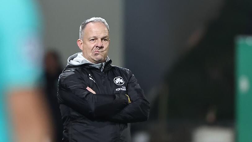 In einer denkwürdigen Pressekonferenz der SpVgg Greuther Fürth hat Trainer Alexander Zorniger sich selbst Fragen vorgelesen. In einer denkwürdigen Pressekonferenz der SpVgg Greuther Fürth hat Trainer Alexander Zorniger sich selbst Fragen vorgelesen.