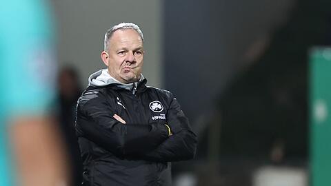 In einer denkwürdigen Pressekonferenz der SpVgg Greuther Fürth hat Trainer Alexander Zorniger sich selbst Fragen vorgelesen.