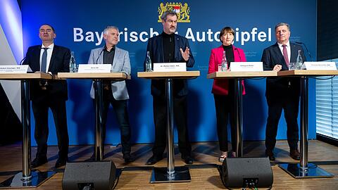 Nach dem Bayerischen Autogipfel präsentiert Markus Söder (M) die Ergebnisse.