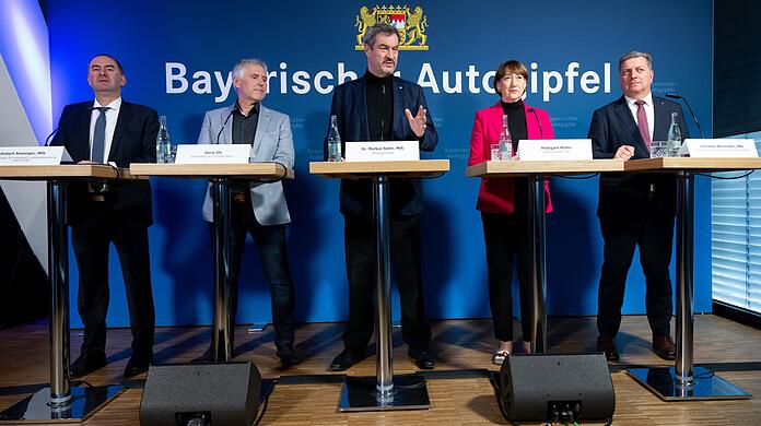 Nach dem Bayerischen Autogipfel präsentiert Markus Söder (M) die Ergebnisse.