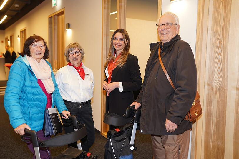V.l. Langzeit-Kundin Erna Ting (seit 1969), Stadtsparkassen-Mitarbeiterin Heidemarie Oberhorner, Filialleiterin Amalia Cilekar und Erna Tings Ehemann Günther Ting bei Stadtsparkasse-Neueröffnung Freiham. V.l. Langzeit-Kundin Erna Ting (seit 1969), Stadtsparkassen-Mitarbeiterin Heidemarie Oberhorner, Filialleiterin Amalia Cilekar und Erna Tings Ehemann Günther Ting bei Stadtsparkasse-Neueröffnung Freiham.