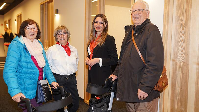 V.l. Langzeit-Kundin Erna Ting (seit 1969), Stadtsparkassen-Mitarbeiterin Heidemarie Oberhorner, Filialleiterin Amalia Cilekar und Erna Tings Ehemann Günther Ting bei Stadtsparkasse-Neueröffnung Freiham. V.l. Langzeit-Kundin Erna Ting (seit 1969), Stadtsparkassen-Mitarbeiterin Heidemarie Oberhorner, Filialleiterin Amalia Cilekar und Erna Tings Ehemann Günther Ting bei Stadtsparkasse-Neueröffnung Freiham.