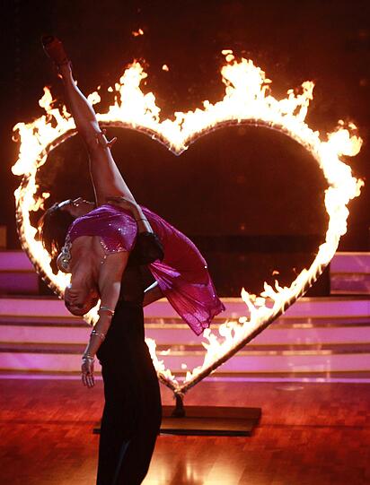 Die Promis bei Let's Dance geben Gas, zeigen immer mehr nackte Haut, immer gewagtere Outfits - sehen Sie hier die heißen Bilder...