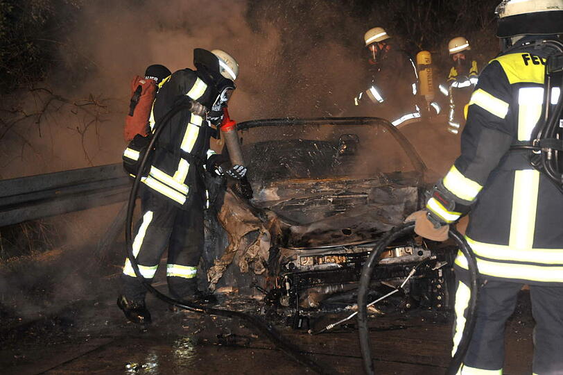 &bdquo;Die haben wahnsinniges Glück gehabt. Ihr Porsche war mit mindesten Tempo 150 Kilometern pro Stunde unterwegs&ldquo; - die Bilder vom Horror-Crash auf der A92.