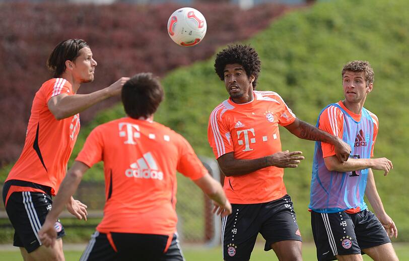 Wer gewinnt das Kopfballduell? Der 1.97m große Daniel Van Buyten oder der 10cm kleinere Dante?