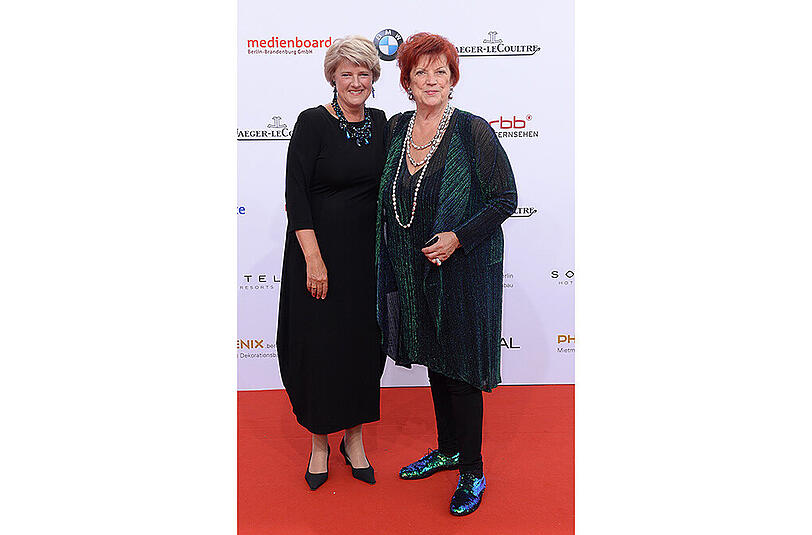 Kulturstaatsministerin Monika Grütters (CDU; l) und Filmproduzentin Regina Ziegler auf dem roten Teppich bei der Verleihung des Deutschen Filmpreises, der Lola 2016, in Berlin.