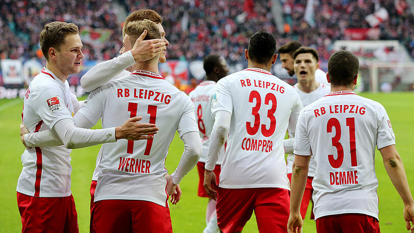 Leipziger Jubeltraube nach dem Tor zum 1:0 gegen den 1. FC Köln.