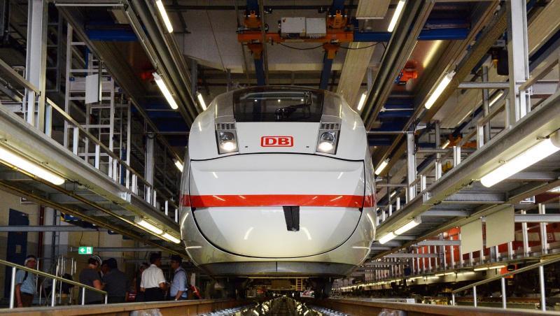 Ein ICE der vierten Generation steht im Bahnbetriebswerk in Berlin. Ein ICE der vierten Generation steht im Bahnbetriebswerk in Berlin.