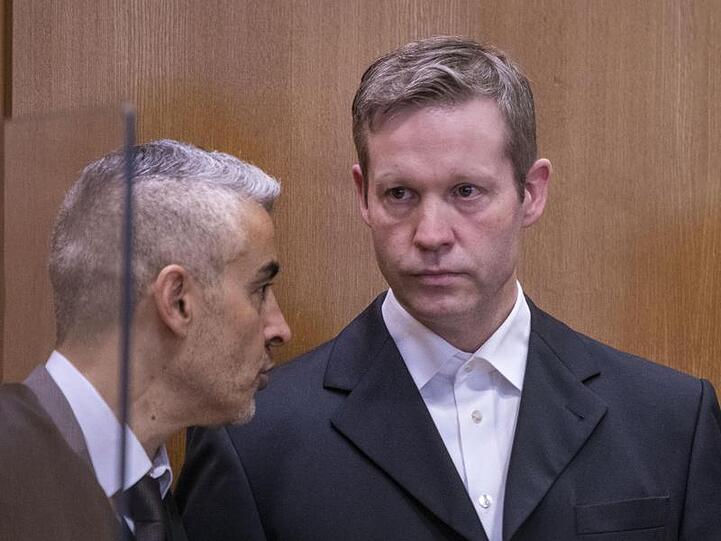 Stephan Ernst (r.), der des Mordes an dem Politiker Lübcke angeklagt ist, im Gespräch mit mit seinem Anwalt Mustafa Kaplan.