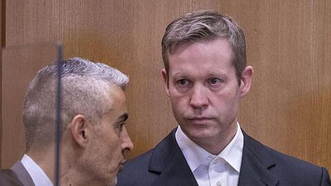 Stephan Ernst (r.), der des Mordes an dem Politiker Lübcke angeklagt ist, im Gespräch mit mit seinem Anwalt Mustafa Kaplan.