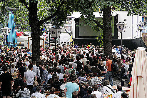 Das Wetter eher suboptimal &ndash; trotzdem war der Löwenbräukeller-Biergarten zur EM schon ganz gut gefüllt.