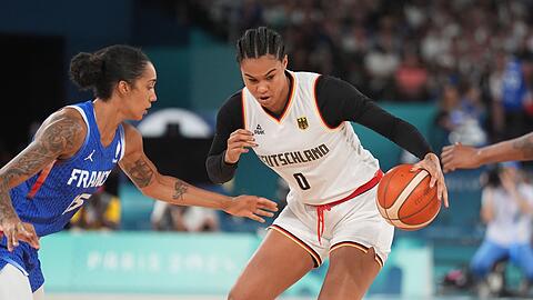 Die deutschen Basketballerinnen um Satou Sabally (r.) haben den Einzug ins Halbfinale klar verpasst.