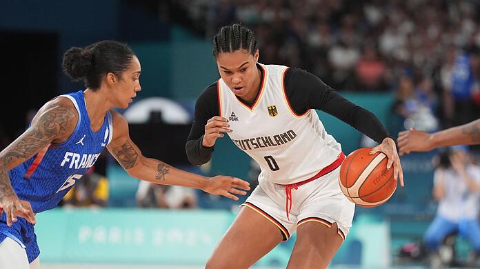 Die deutschen Basketballerinnen um Satou Sabally (r.) haben den Einzug ins Halbfinale klar verpasst. Die deutschen Basketballerinnen um Satou Sabally (r.) haben den Einzug ins Halbfinale klar verpasst.