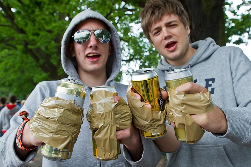 Im Park haben sogar einige Angst ihr Bier zu verlieren. Aus diesem Grund haben sie es sich an die Hände geklebt.