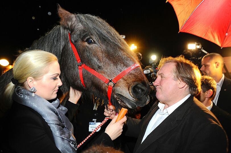 Sowohl das Pferd als auch Depardieu schauen etwas skeptisch...