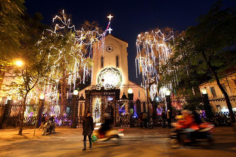 Auch in Vietnam feiern die Menschen die Geburt Jesu mit viel Glitzer und Lichtern.