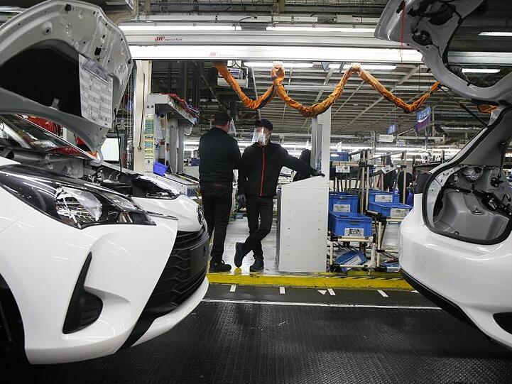 Arbeiter stehen mit Mundschutz in einer Toyota-Fabrik im französischen Onnaing.