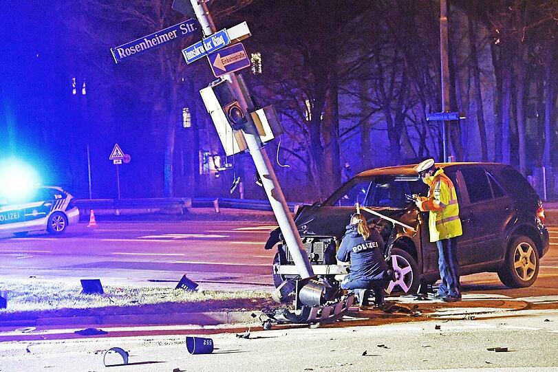 Bei dem Zusammenstoß wurde der Pkw so stark beschädigt, dass unzählige Fahrzeugteile über den Kreuzungsbereich verteilt waren.