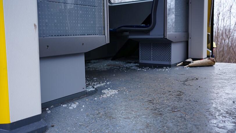 Scherben im S-Bahn-Waggon lassen noch erahnen, was passiert ist. Scherben im S-Bahn-Waggon lassen noch erahnen, was passiert ist.