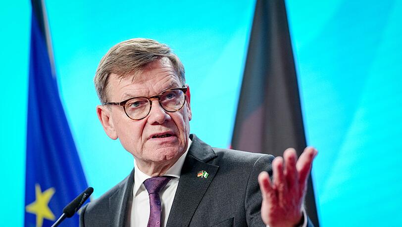 Außenminister Johann Wadephul (CDU) ist in den eigenen Reihen wegen Äußerungen zur Asylpolitik gegenüber Syrien in der Kritik.