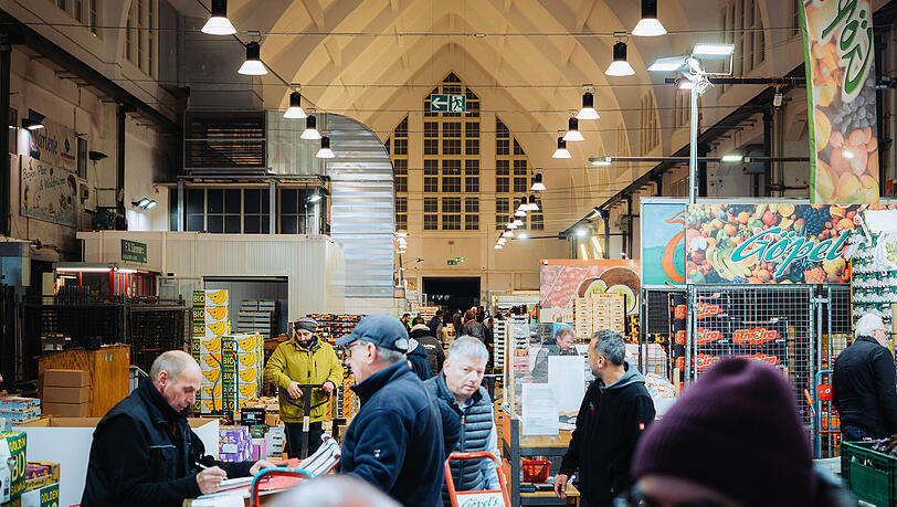 Morgens fr&uuml;h um kurz nach 6 Uhr in der Gro&szlig;markthalle herrscht viel Gewusel - und zwar schon seit Stunden.