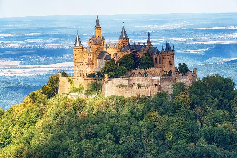Auch die Burg Hohenzollern ragt wie ein Märchenschloss aus einer fantastischen Landschaft: auf einem Berg am Rande der Schwäbischen Alb. Urkundlich wurde die Stammburg des Fürstengeschlechts der Hohenzollern 1267 zum ersten Mal erwähnt. Danach folgten viele Kriege der Zerstörung und erst im 19. Jahrhundert wurde sie, wie sie heute steht, im neugotischen Stil erbaut. Auch die Burg Hohenzollern ragt wie ein Märchenschloss aus einer fantastischen Landschaft: auf einem Berg am Rande der Schwäbischen Alb. Urkundlich wurde die Stammburg des Fürstengeschlechts der Hohenzollern 1267 zum ersten Mal erwähnt. Danach folgten viele Kriege der Zerstörung und erst im 19. Jahrhundert wurde sie, wie sie heute steht, im neugotischen Stil erbaut.