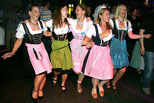 Auch auf der Wiesn wird immer gern das Tanzbein geschwungen. Die Mädels wissen wie sie sich bewegen müssen und sorgen für ordentlich Stimmung.