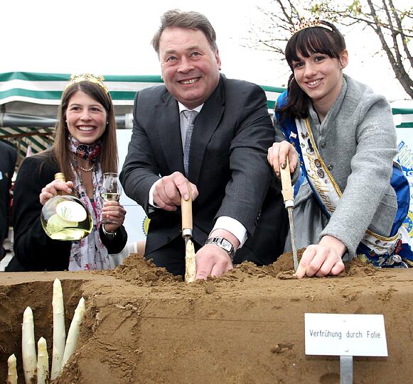 Spargelkönigin Daniela Kögler hat am Mittwoch auf dem Viktualienmarkt gemeinsam mit dem bayerischen Landwirtschaftsminister Brunner die Spargelsaison eröffnet. Spargel ist die flächenmäßig bedeutendste Gemüsekultur in Bayern. Bayerischer Spargel kostet zwischen sieben und neun Euro pro Kilogramm. Die wichtigsten Anbaugebiete in Bayern sind Franken, die Region um das schwaebische Schrobenhausen sowie um Abensberg in Niederbayern. Sehen Sie hier die Bilder vom Viktualienmarkt.