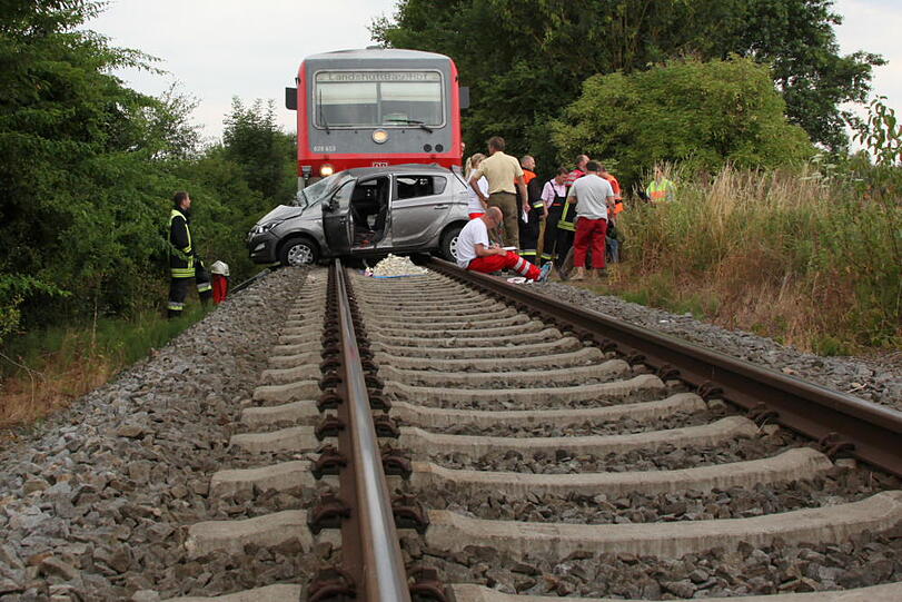 Bei einem schweren Unfall mit einem Regionalzug ist am Mittwochmorgen eine junge Autofahrerin ums Leben gekommen.