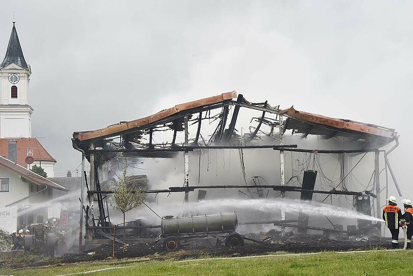 Die völlig ausgebrannte Lagerhalle in Schönau