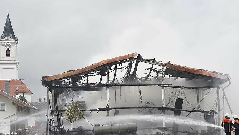 Die völlig ausgebrannte Lagerhalle in Schönau Die völlig ausgebrannte Lagerhalle in Schönau