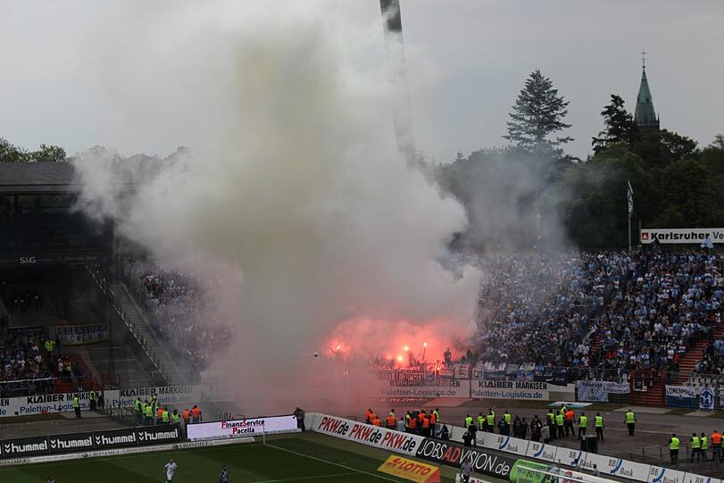 Die Bilder von der Pyro-Show der Löwen-Fans in Karlsruhe