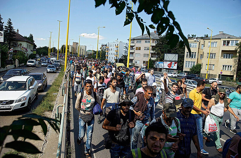 170 Kilometer Fußmarsch haben die Flüchtlinge von Budapest bis zur österreichischen Staatsgrente vor sich. Die bewegenden Bilder.