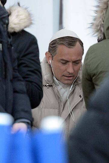 Jude Law am Set in Venedig. Der Schauspieler dreht dort zur Zeit für eine Serie ("the young pope"), in der er den ersten amerikanischen Papst verkörpert.
