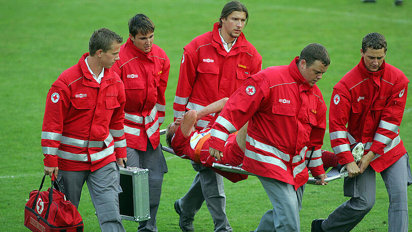 VfB Stuttgart (2005 - 2007): Es folgt der Wechsel ins Schwabenland. Im Spiel des VfB gegen AC Siena am 19.Juli 2005 muss er nach einem Knöchelbruch ausgewechselt werden. Daraufhin folgt ein regelrechter OP-Marathon: Zwölf Mal muss der Löwe sich in den folgenden sechs Monaten operieren lassen.
