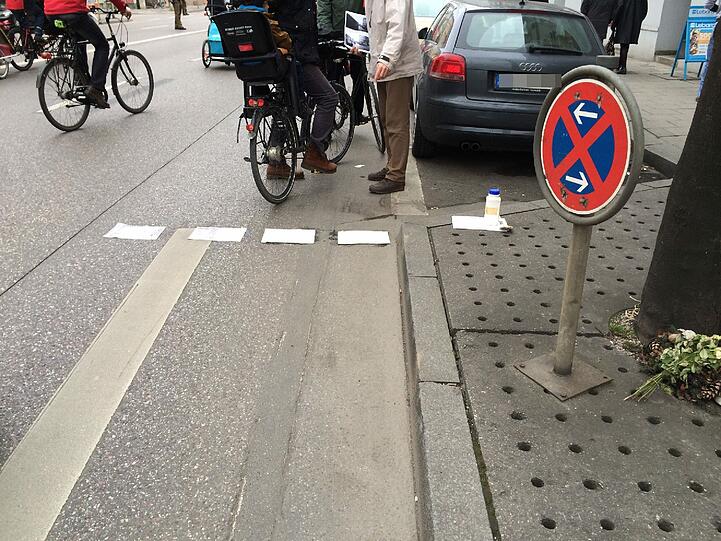 ... radelten sie vorbei an der Gefahrenstelle, wo 2011 der tödliche Unfall passierte.
