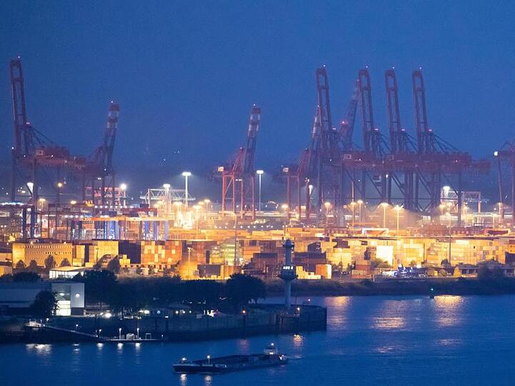 Schwere Zeiten für den Hamburger Hafen: Blick über die Elbe auf die Containerbrücken verschiedener Terminals.