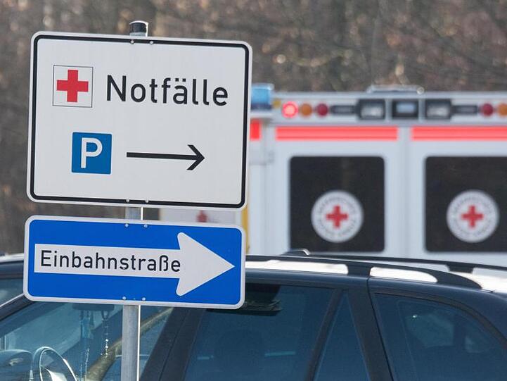 Ein Schild mit der Aufschrift "Notfälle" steht vor einem Krankenhaus. Foto: Armin Weigel/dpa/Symbolbild