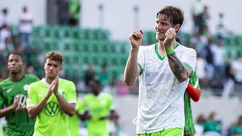 Torjäger Wout Weghorst (r) reist mit Wolfsburg als ungeschlagener Bundesliga-Tabellenführer nach Lille.