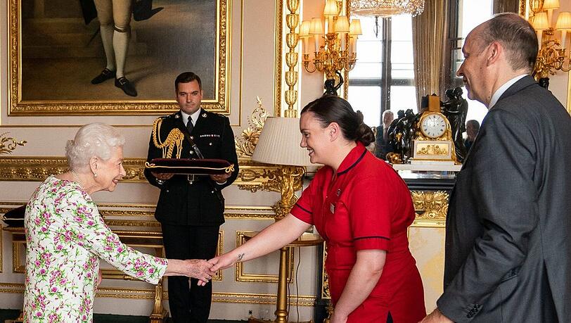 Queen Elizabeth II. empfängt Vertreterinnen und Vertreter des National Health Service (NHS).