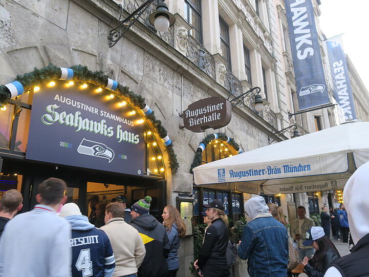 Das Augustiner-Stammhaus in der Fußgängerzone wird zu einem Fan-Hauptquartier – und kurzzeitig zum "Seahawks Haus" umbenannt.