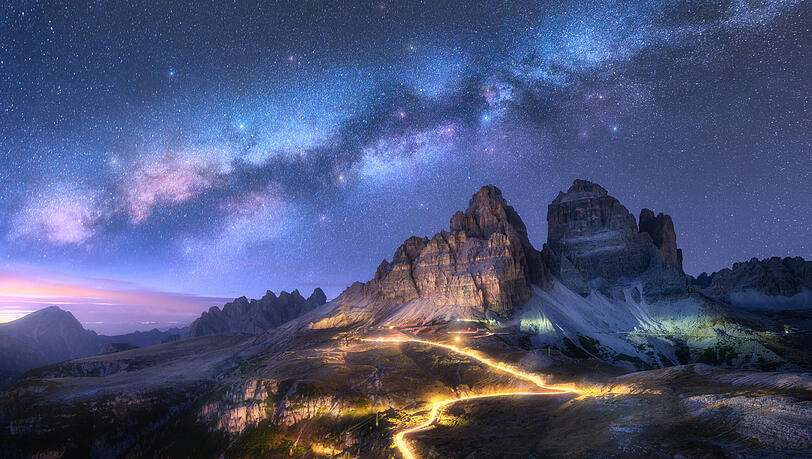 Hier ist auch nachts noch was los: Stra&szlig;e an den Drei Zinnen in den Dolomiten.